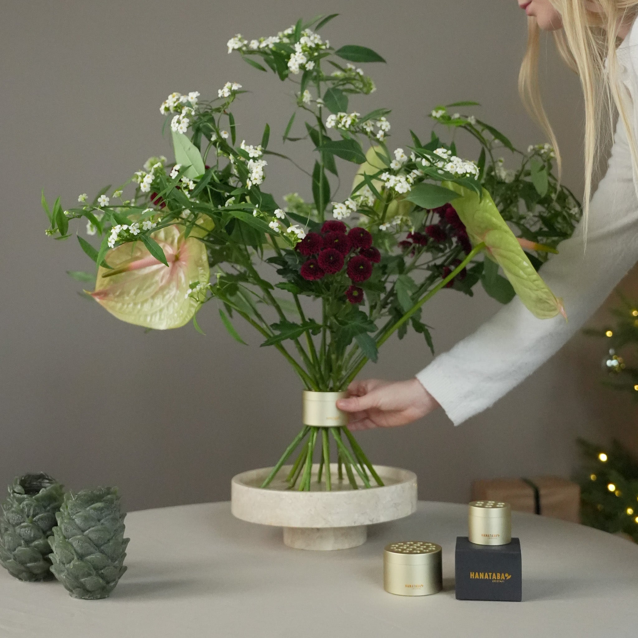Floral bouquet arranged using Hanataba Champagne Gold Large, a modern Swedish design tool for effortless and elegant flower arrangements.