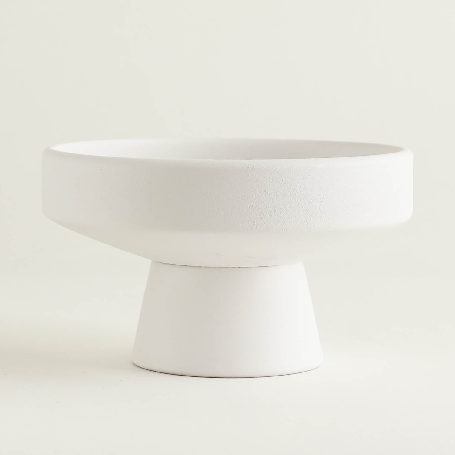 White ceramic vase in modern design – perfect as a kenzan-compatible flower vase by Hanataba