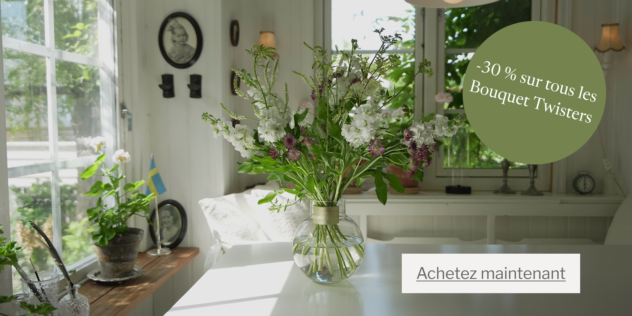 Living room with a vase of flowers on a table, promotional text overlay