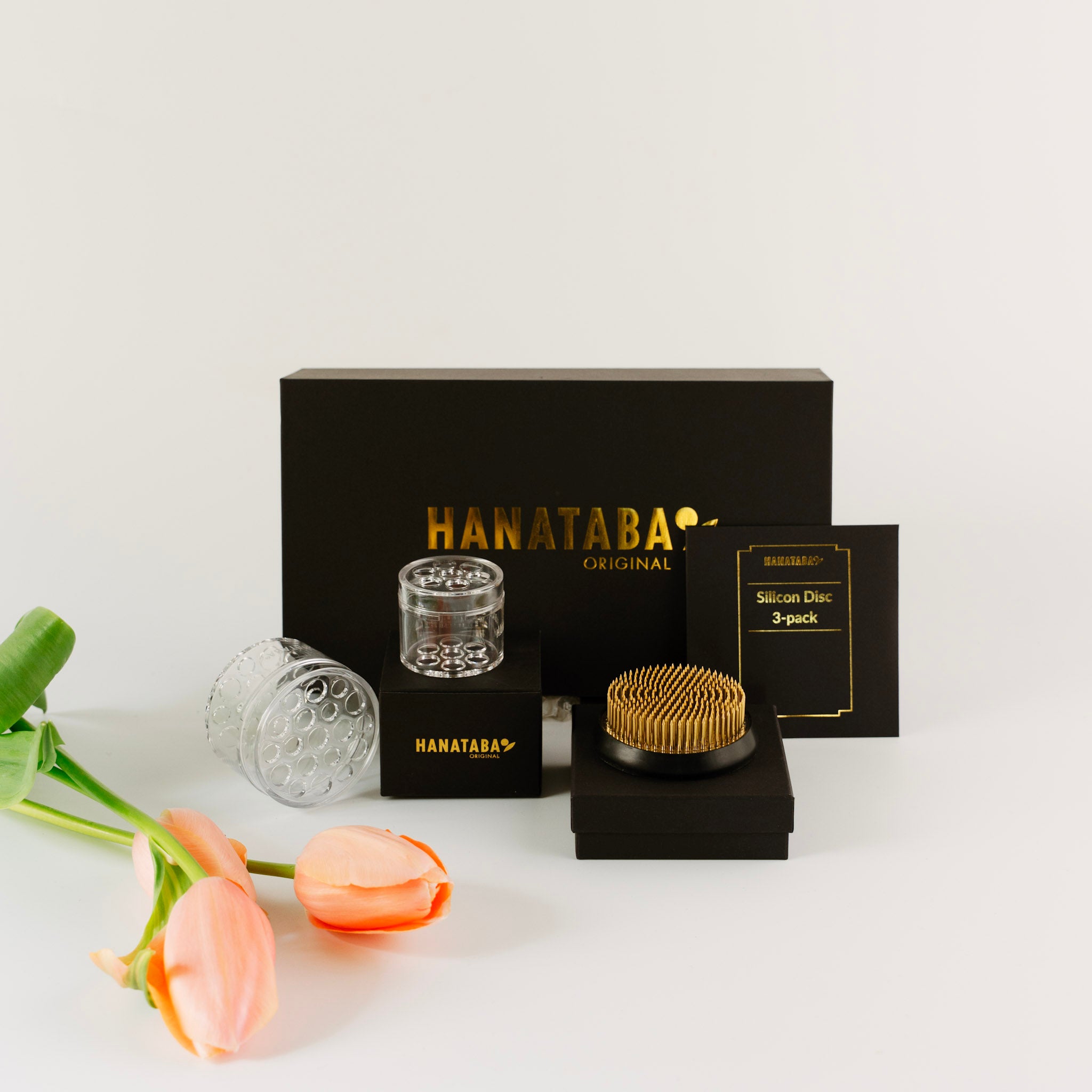 Hanataba flower tool product set with Hanataba flower bouquet twister stem holder crystal clear and Hanataba kenzan 70 mm on a white background