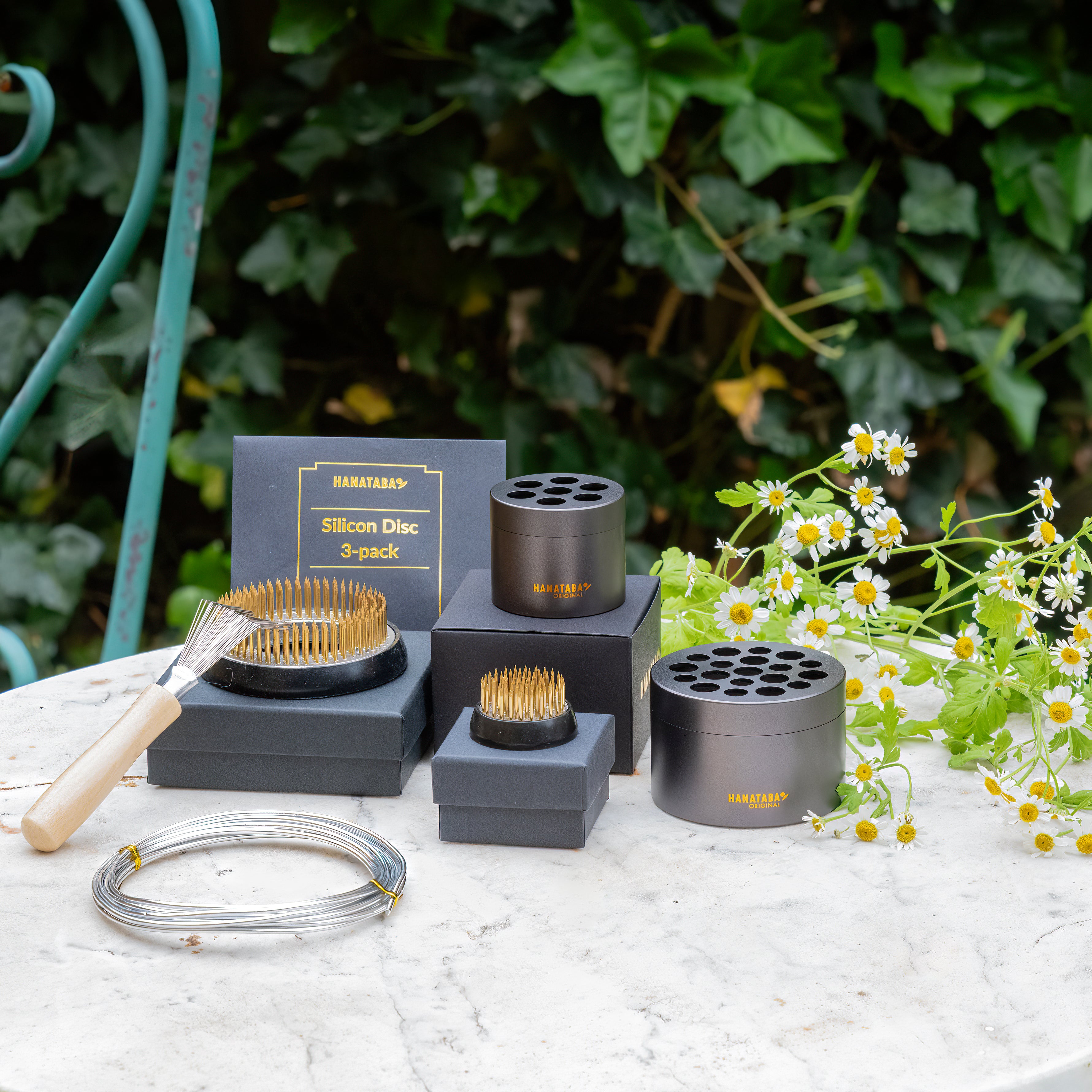 Hanataba gardening and flower arrangement tools, including Hanataba Bouquet Flower Twister Pitch Black, Kenzan "The Ring" 70 mm, kenzan 34mm and tools for making bouquets and flower arrangements a home.