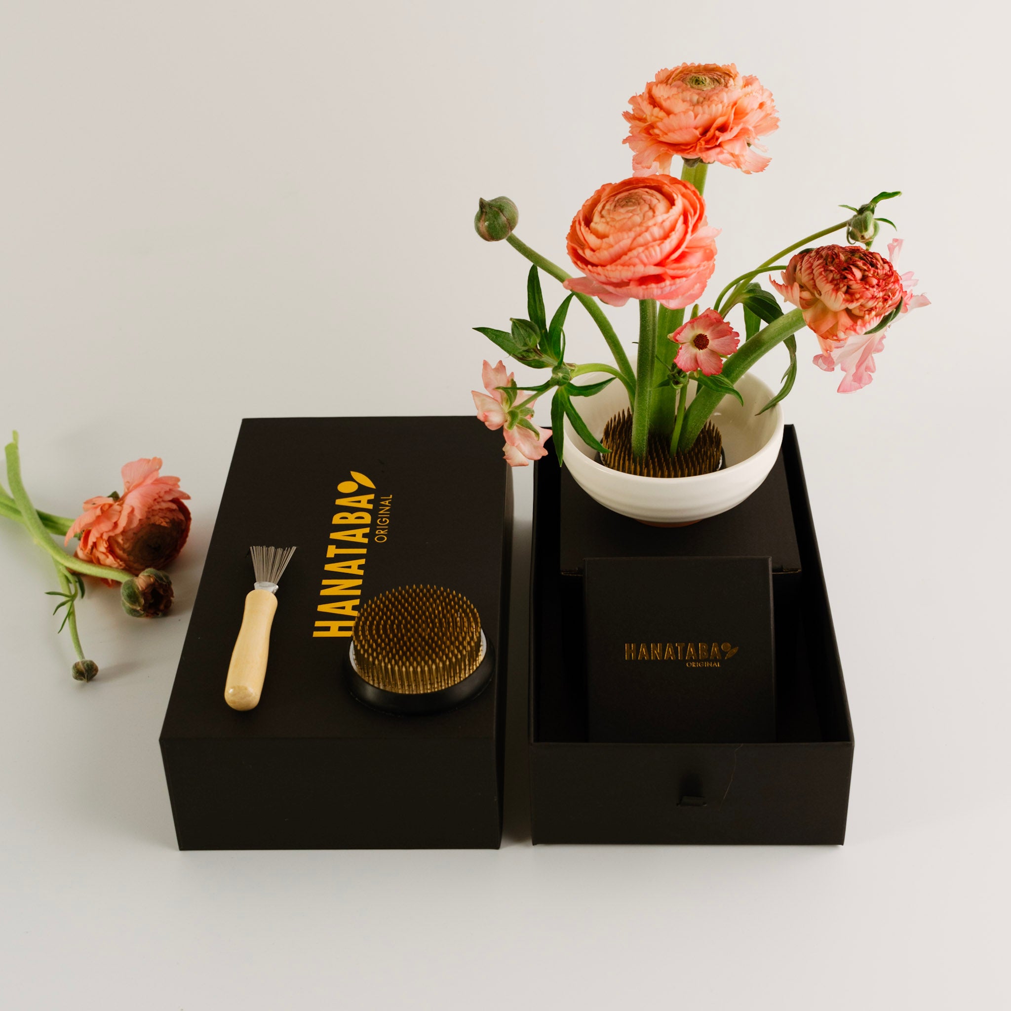 HANATABA grooming set with a brush, comb, and flowers on a white background