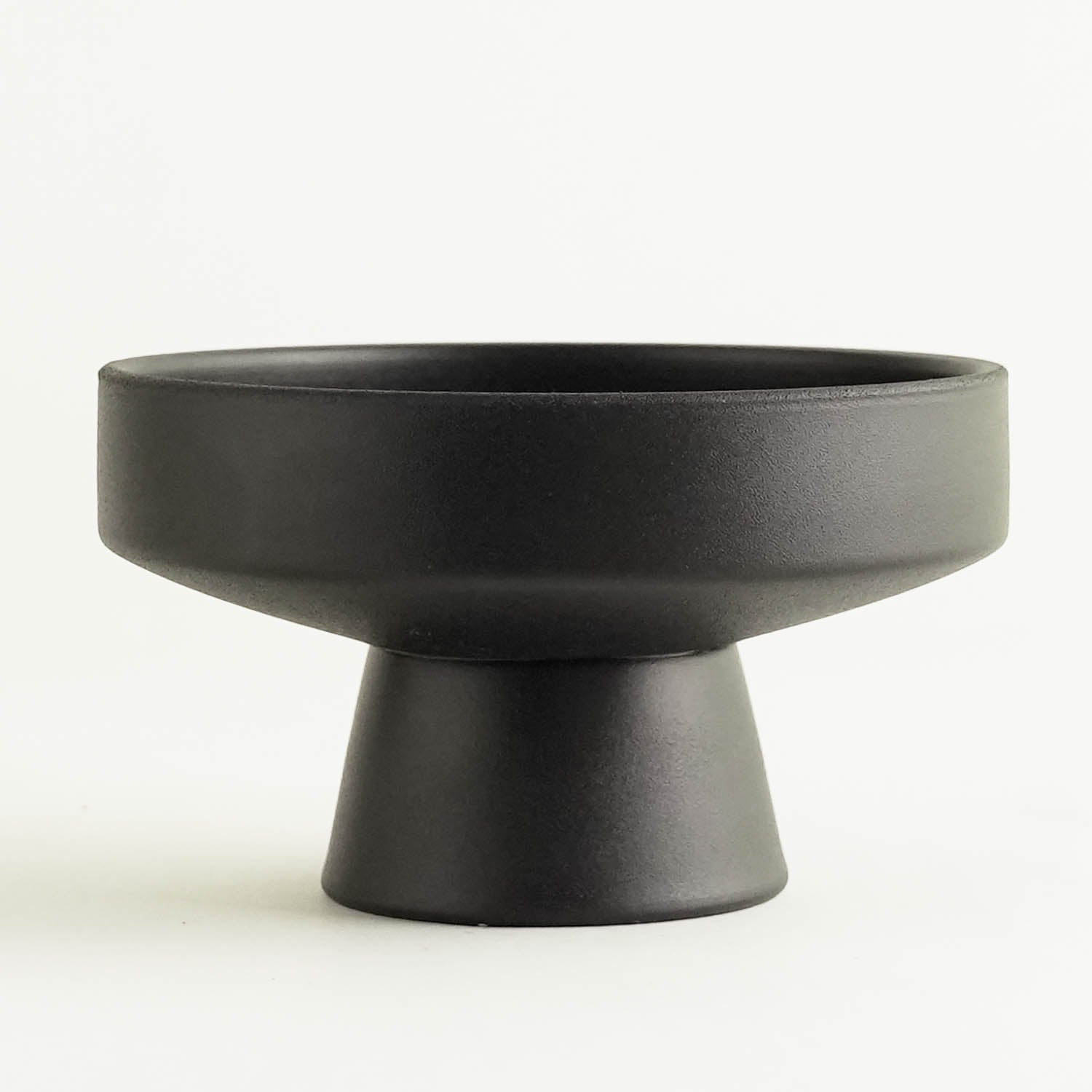 Black ceramic vase in modern design – perfect as a kenzan-compatible flower vase by Hanataba