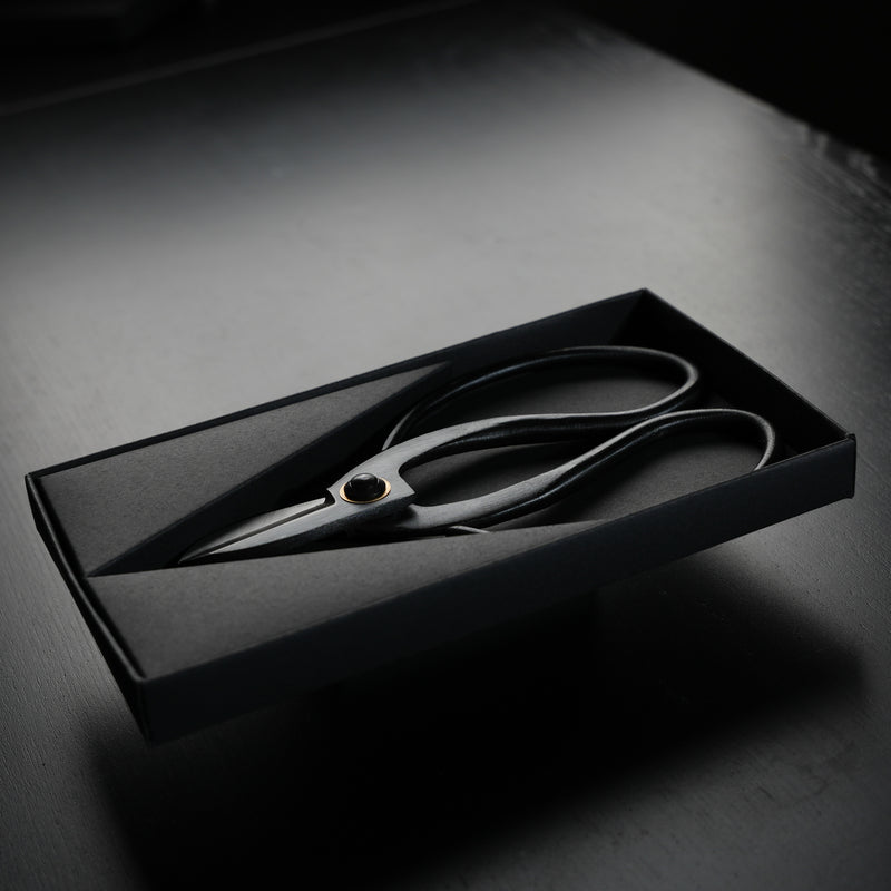 Elegant Japanese carbon steel scissors by Hanataba, presented in a sophisticated black box.