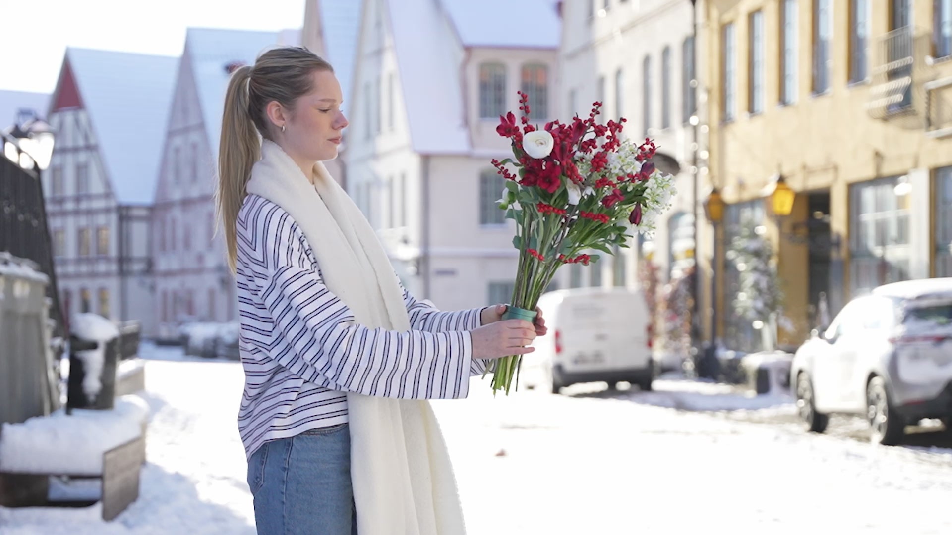 See how the Hanataba Bouquet Twister forms flowers into a natural spiral with a single twist. The ideal tool for creating stunning bouquets and effortless floral arrangements at home.
