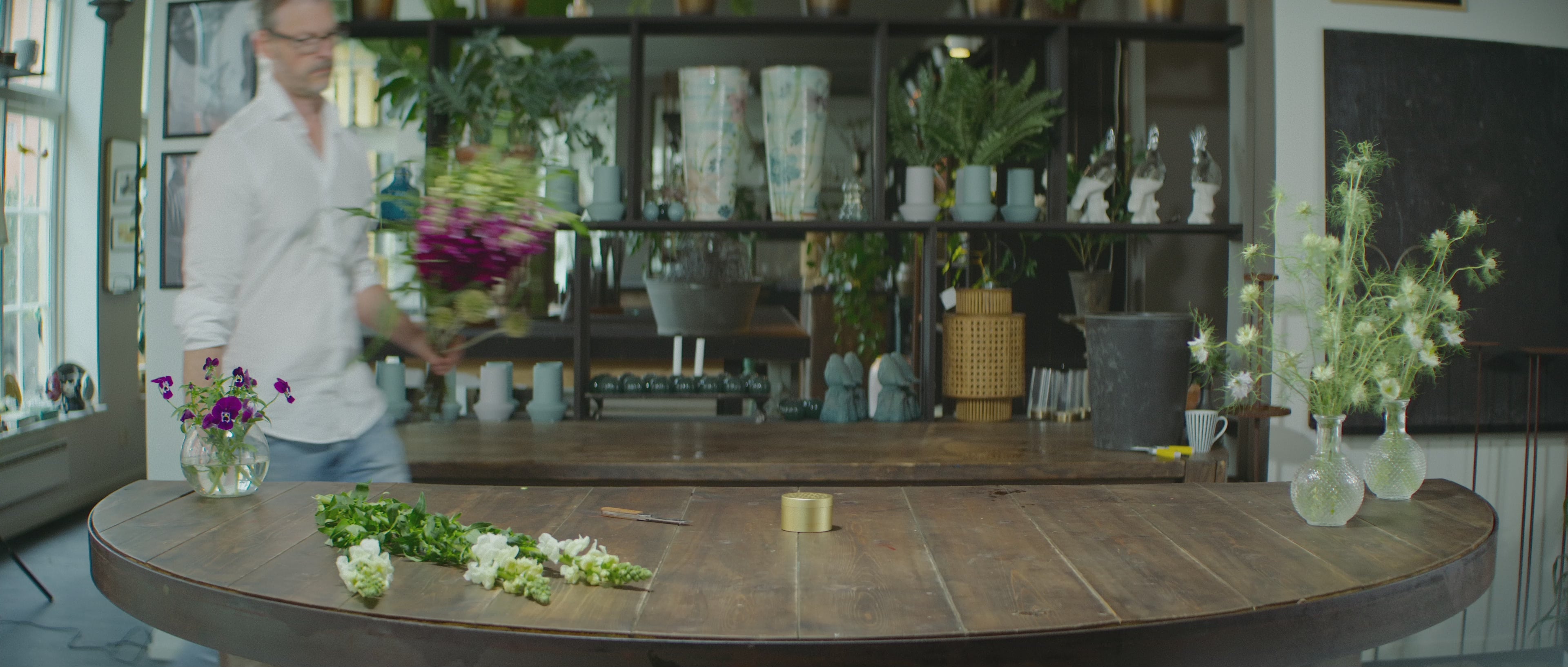 CEO and founder of Hanataba orignial displays the way to create beautiful bouquets without needing any experience using a hanataba bouquet twister in the color champagne gold